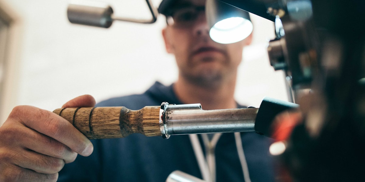 年轻人在城市街道上快乐奔跑的运动场景 - 爱游戏倡导健康生活方式